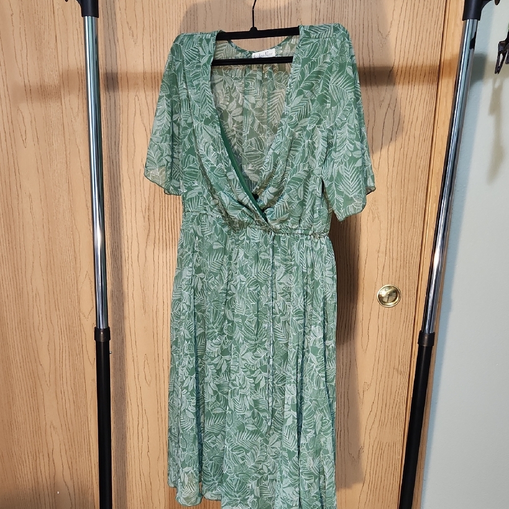 Chic Green Leaf Pattern Midi Dress